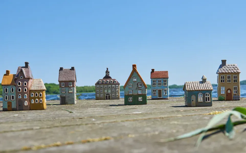 Hus t/fyrfad 10x10x22cm keramik