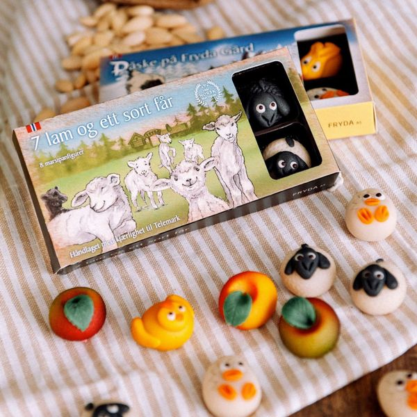 Fryda marsipan. 7 lam og et sort får 120g